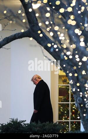 Präsident Donald Trump Spaziergänge auf den Süden Rasen des Weißen Hauses vor dem Boarding Marine One am 18. Dezember 2019 in Washington, DC., für eine Reise nach Battle Creek, MI. (Foto von Oliver Contreras/SIPA USA) Stockfoto