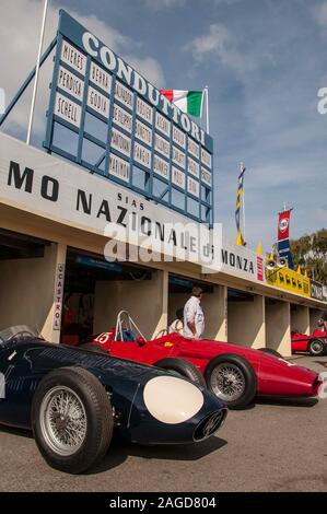 Neugestaltung der Grand Prix Pits Garagen der Rennstrecke von Monza beim Goodwood Revival Vintage Event in West Sussex, Großbritannien. Autodromo Nazionale di Monza Stockfoto