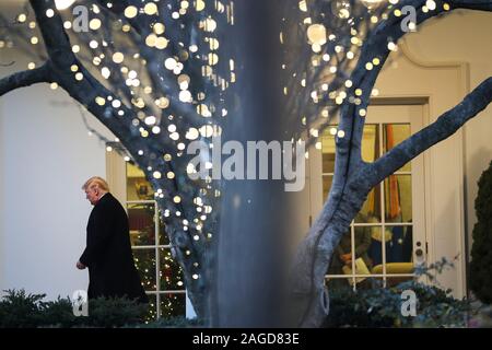 Präsident Donald Trump Spaziergänge auf den Süden Rasen des Weißen Hauses vor dem Boarding Marine One am 18. Dezember 2019 in Washington, DC., für eine Reise nach Battle Creek, MI. (Foto von Oliver Contreras/SIPA USA) Stockfoto