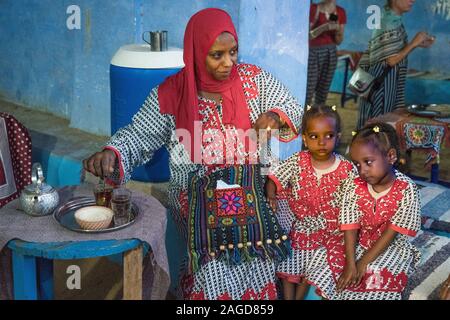 November 2019, ÄGYPTEN - Nubisches Dorf zeigt moslemische Mutter und Kind in der Tür entlang Nil, Ägypten Stockfoto