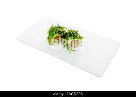 Zwei Stück Sushi-Rollen mit Fisch und Gemüse auf Ein weißes Fach auf weißem Hintergrund isoliert Stockfoto