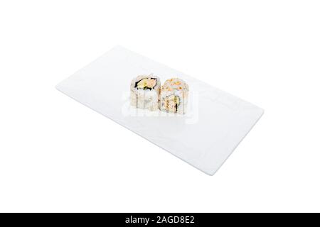 High-Angle-Aufnahme von kalifornischen Sushi-Rollen auf einem weißen Fach auf weißem Hintergrund isoliert Stockfoto