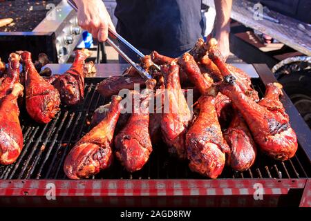 BBQ "Schenkel von Truthühnern, durch ein Lebensmittel Hersteller am historischen Vierten Straße Markt in Tucson, AZ gekocht Stockfoto