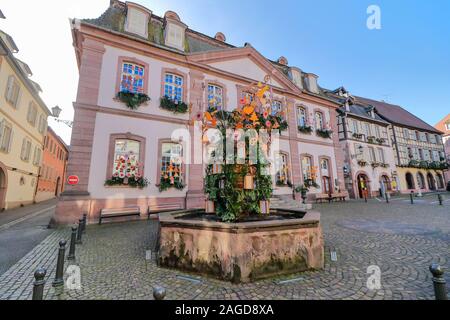 Blick auf einen Brunnen in Ribeauville mit schönen Weihnachten Dekoration Weihnachten Märkte in dieses charmante kleine Stadt, Elsass, Frankreich, Stockfoto