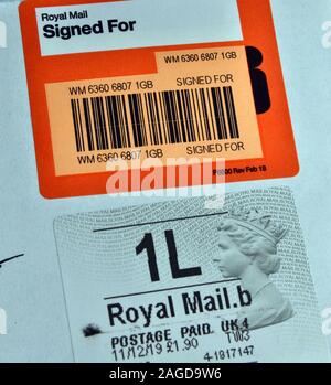 Ein Royal Mail uk Unterzeichnet für Label auf einem Paket die gepostet wurde, Stockfoto