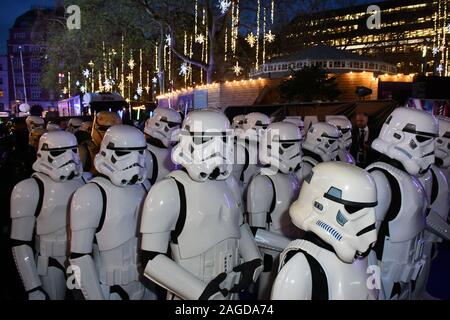 London, Großbritannien. 18 Dez, 2019. Sturmtruppen an Star Wars, der Aufstieg von Skywalker Premiere, die 9. Ausgabe der "Star Wars"-Franchise, in der cineworld Leicester Square London, Großbritannien - 18 Dezember 2019 Credit: Nils Jorgensen/Alamy leben Nachrichten Stockfoto