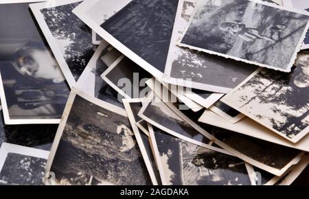 Eine Sammlung von alten, vintage Schwarz und Weiß Familie fotografische Abzüge Stockfoto