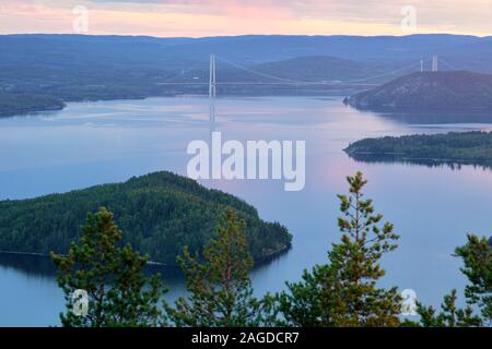 Landschaft mit der Hochküstenbrücke von Valkallen, Höga Kusten, Schweden Stockfoto