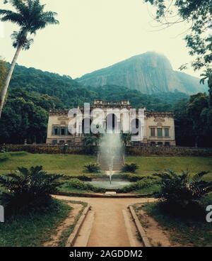 Vertikale Aufnahme des schönen Parque Lage in Rio de Janeiro, Brasilien Stockfoto