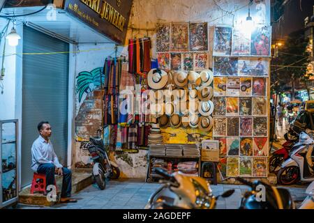 HANOI, VIETNAM - 22.Oktober 2019: Eine Asiatische männlichen Verkauf Stadt Souvenirs am Abend Zeit in Hanoi, Vietnam Stockfoto