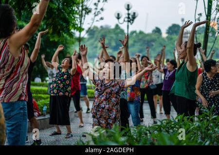 HANOI, VIETNAM - 22.Oktober 2019: Eine Gruppe von Menschen zusammen tun eine Aktivität mit einem grünen Hintergrund in Hanoi, Vietnam Stockfoto