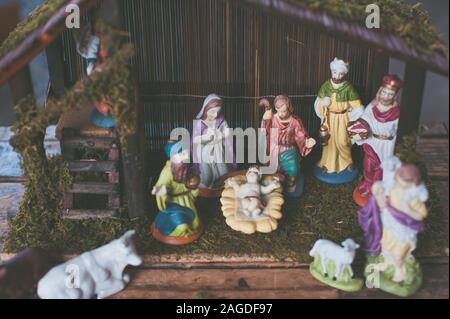 Nahaufnahme von kleinen Weihnachtsfiguren, die die Geburt zeigen Des Christus Stockfoto