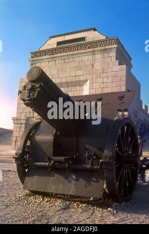 Militärisches Denkmal von Monte Grappa. Stockfoto