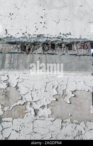 Vertikale Aufnahme einer alten Wand mit abblätternder Farbe Ab Stockfoto