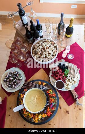 Overhead shot der Tabelle für Fondueplausch eingestellt Stockfoto