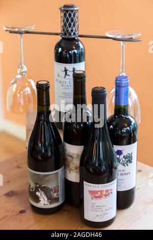 Wein Flaschen Wein und Gläser auf hölzernen Tisch angeordnet Stockfoto