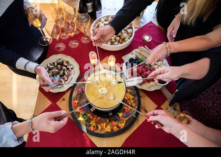 Ansicht von oben der Hände eintauchen Brot mit Käse Fondue Stockfoto