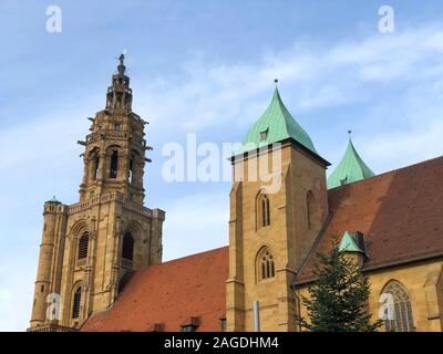 Low-Winkel-Ansicht der St. Kilian's Church unter einem Blauer Wolkenhimmel in Heilbronn in Deutschland Stockfoto