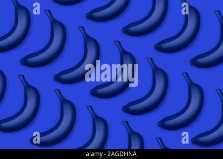 Gruppe Blau Bananen als Muster. Flach Stil. Monochrome trendy Foto ispired durch die Farbe des Jahres 2020 Stockfoto