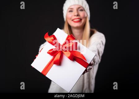 Frau mit weißen Geschenk Box mit rotem Band. Stockfoto