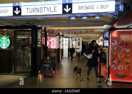 Turnstyle Underground Market, New York. Ein Marktplatz und eine Gastronomie in einer U-Bahn- und Durchgangsstraße im Columbus Circle in Midtown Manhattan Stockfoto