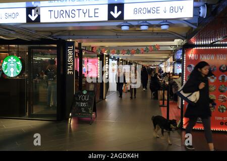 Turnstyle Underground Market, New York. Ein Marktplatz und eine Gastronomie in einer U-Bahn- und Durchgangsstraße im Columbus Circle in Midtown Manhattan Stockfoto