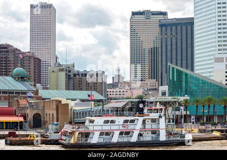 New Orleans, LA, USA - 14. Juni 2019: Flussufer und Wahrzeichen an der Canal Street Ferry Terminal. Stockfoto