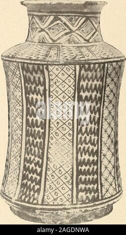 . Objets d'Art et de haute curiosité de l'Antiquité, du Moyen Age et de la Renaissance. r en Ancienne faïence de Perse: oiseaux et Fleurs en bleu. 26 - Autre analog. 27 - Autre analog. 28-Carreau, en forme détoile, en Ancienne faïence de Perse: oiseau et ins-cription, en bleu avec Reflets métalliques. 29-Panse de Bouteille de Ancienne blies, persane décora Reflets métalliques: Bustes de Femmes et Inschriften. Haut., 14 Cent. 2. - 10 3 o-Pktit Vase, à deux anses, en faïence persane; Einrichtung bleu. 31 - Vase ovoïDt, Motive irréguliers envert. Ancienne blies Orientale. 32-Petit pla Stockfoto