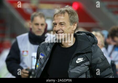 Leverkusen, Deutschland. 18 Dez, 2019. Jürgen Klinsmann, Trainer von Herta Berlin, reagiert, die vor einem deutschen Bundesligaspiel zwischen Bayer 04 Leverkusen und Hertha BSC in Leverkusen, Deutschland, Dez. 18, 2019. Quelle: Joachim Bywaletz/Xinhua/Alamy leben Nachrichten Stockfoto