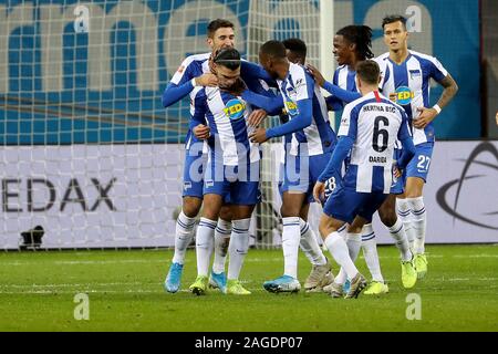 Leverkusen, Deutschland. 18 Dez, 2019. Karim Rekik (2 L) von Herta Berlin feiert mit seinen Mannschaftskameraden während eines Deutschen Bundesligaspiel zwischen Bayer 04 Leverkusen und Hertha BSC in Leverkusen, Deutschland, Dez. 18, 2019. Quelle: Joachim Bywaletz/Xinhua/Alamy leben Nachrichten Stockfoto