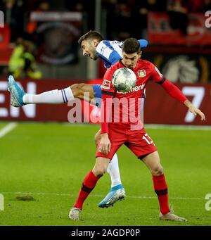 Leverkusen, Deutschland. 18 Dez, 2019. Lucas Alario (Vorne) von Leverkusen Mias mit Marko Grujic von Herta Berlin während eines Deutschen Bundesligaspiel zwischen Bayer 04 Leverkusen und Hertha BSC in Leverkusen, Deutschland, Dez. 18, 2019. Quelle: Joachim Bywaletz/Xinhua/Alamy leben Nachrichten Stockfoto