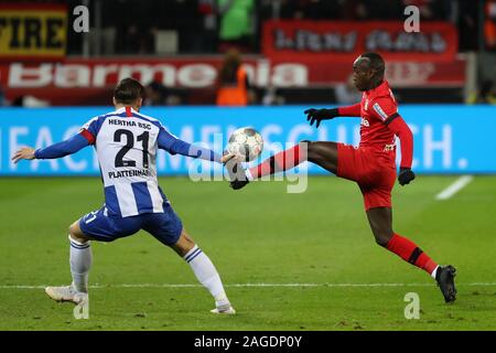 Leverkusen, Deutschland. 18 Dez, 2019. Moussa Diaby (R) von Leverkusen Mias mit Marvin Plattenhardt von Herta Berlin während eines Deutschen Bundesligaspiel zwischen Bayer 04 Leverkusen und Hertha BSC in Leverkusen, Deutschland, Dez. 18, 2019. Quelle: Joachim Bywaletz/Xinhua/Alamy leben Nachrichten Stockfoto