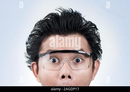 Portrait von überrascht asiatischer Mann im casual Shirt Mund offen halten. Stockfoto
