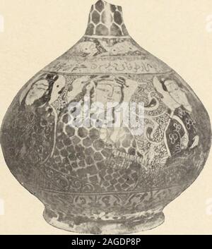 . Objets d'Art et de haute curiosité de l'Antiquité, du Moyen Age et de la Renaissance. rsane; Einrichtung en camaïeu Bleu: singesur une Tisch. i5-Petit vase de Ancienne faïence de Perse: fleurs et Oiseaux en camaïeubleu. - 9^i6-Plat creux de Ancienne blies persane: Heurs et Motive rayonnants. ij-Petit plat crelx; Einrichtung rayonnant en bleu et Violett. Ancienne faïencepersane. i8-Flakon qiadrilatkral; Einrichtung doiseaux et Fleurs. Ancienne blies persane. 19 - Carreat, à-Dekor de rinceaux sur Fond bleu. Ancienne blies persane. 20-Panse de Bouteille en piriforme Ancienne blies persane; Stockfoto