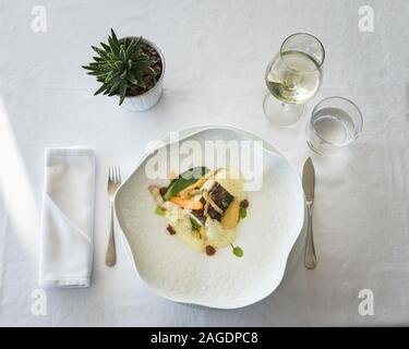 Köstliche Teller mit Abendessen mit Meeresfrüchten und verschiedenen Arten gemacht Von exotischen Früchten und Gemüse Stockfoto
