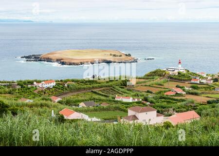 Blick auf das Farol da Ponta do Topo und Ilhéu do Topo, die über den Atlantik auf die Insel Terceira auf den Azoren Archipel. Stockfoto