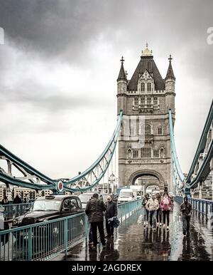 LONDON, GROSSBRITANNIEN - 10.April 2019: Bild von London Tower Bridge mit Fußgängern und bewölkter Himmel in London, Vereinigtes Königreich. Stockfoto