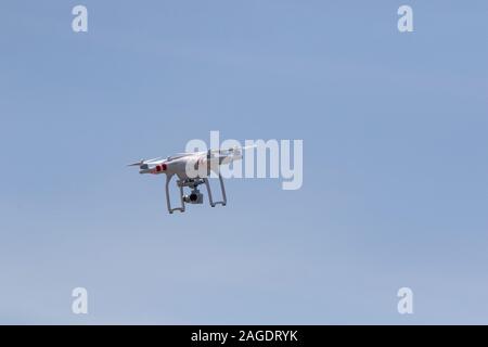 Ein Sommertag mit blauem Himmel und weißen Standard phantom DJI drone Schweben im Flug. Stockfoto