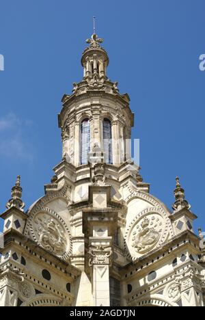 Vertikale Low-Angle-Aufnahme des berühmten historischen Schloss Chambord in Loire-Region, Frankreich Stockfoto