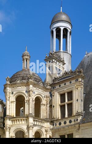 Vertikale Aufnahme des berühmten historischen Schlosses Chambord in der Loire-Region, Frankreich Stockfoto