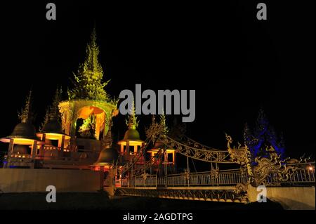 Chiang Rai, Thailand. - Dezember 12, 2019: Wat Rong Khun Der weiße Tempel in der Nacht, WAT RONG KHUN LICHT FEST" die Beleuchtung der weiße Tempel" 2. Stockfoto