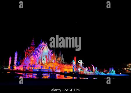 Chiang Rai, Thailand. - Dezember 12, 2019: Wat Rong Khun Der weiße Tempel in der Nacht, WAT RONG KHUN LICHT FEST" die Beleuchtung der weiße Tempel" 2. Stockfoto