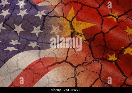USA und China Handel Krieg wirtschaft Rezession Konflikt steuer Wirtschaft Finanzen Geld/Beziehungen Amerika und chinesischen Flaggen wand hintergrund geknackt, selectiv Stockfoto