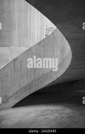 LONDON, GROSSBRITANNIEN - 22.Juli 2018: Spirale Beton Treppe in der Tate Modern, London. Stockfoto