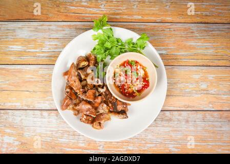 Schweinebraten Chitterlings mit Chili Sauce würzig/Eingeweide Gedärme Teil von Schweinefleisch asiatische Thai Food Stockfoto