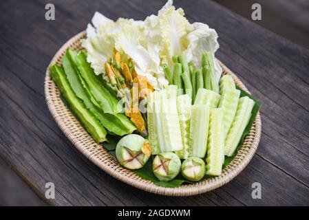 Thai Gemüse Warenkorb / grünes Gemüse Lokale mit Gurke Aubergine Chinakohl SESBANIA GRANDIFLORA Winged Bean und Yard lange Bean Stockfoto