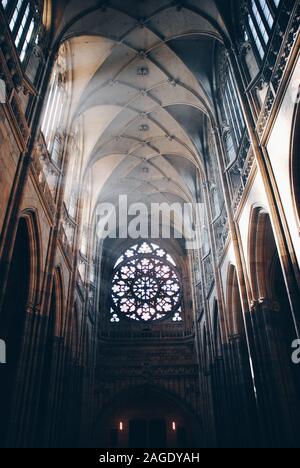 Licht, das in den Veitsdom eindringt Stockfoto