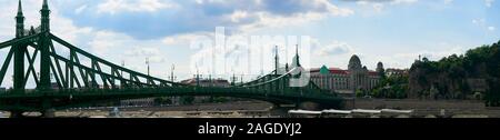 Die Brücke der Freiheit oder Freiheit Brücke in Budapest über die Donau. Die grün lackierten Iron Bridge ist einer der schönsten der Stadt. Stockfoto