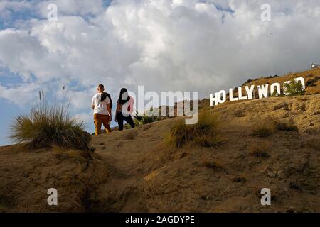 Ein junges Paar wandern in Hollywoods in Griffith Park, stoppen Sie die berühmte Hollywood Schild zu bewundern. Stockfoto