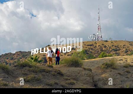 Ein junges Paar wandern in Hollywoods in Griffith Park, stoppen Sie die berühmte Hollywood Schild zu bewundern. Stockfoto